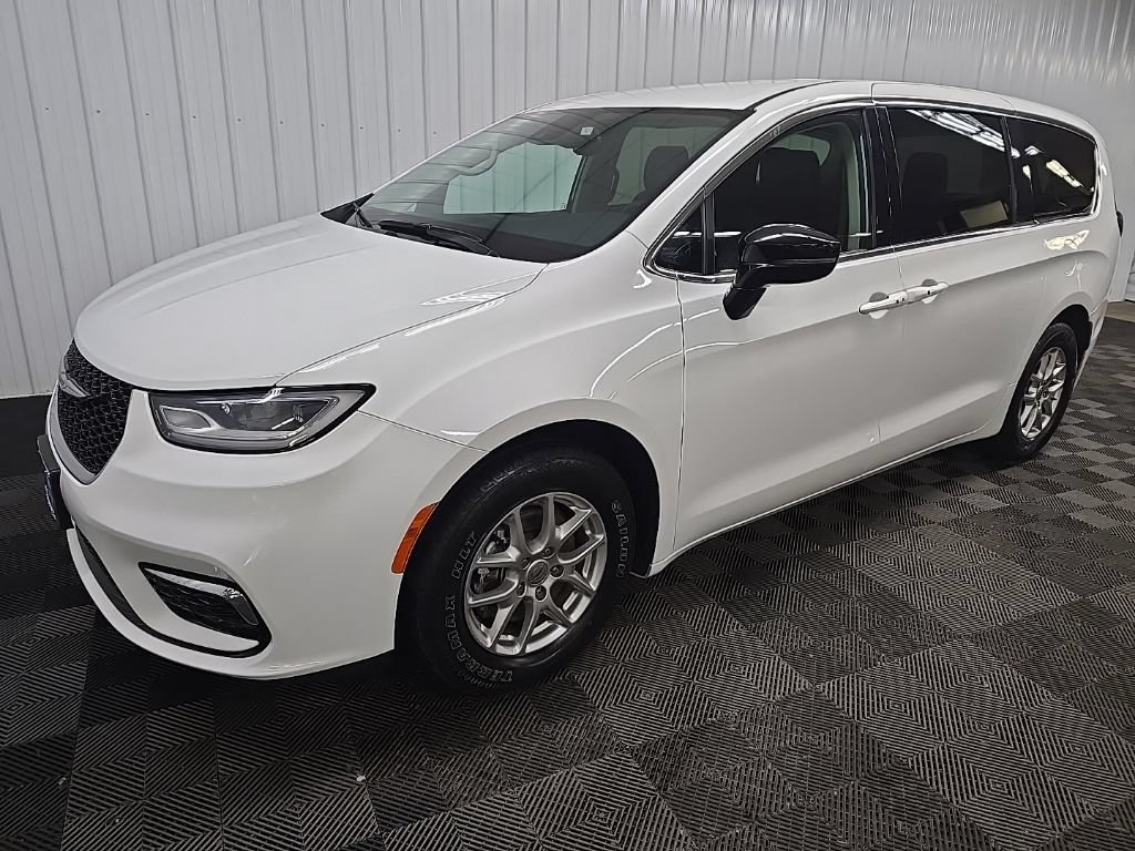 Used 2024 Chrysler Pacifica Touring-L FWD image 8