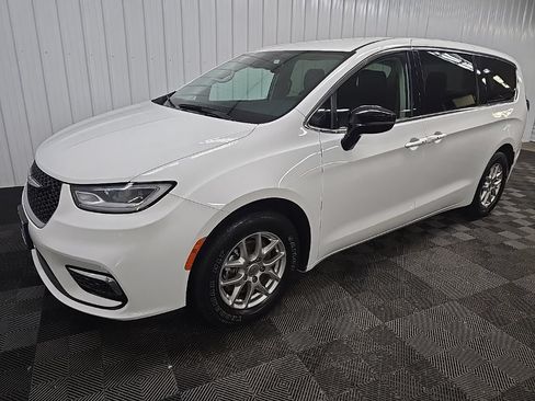 Used 2024 Chrysler Pacifica Touring-L FWD image 8