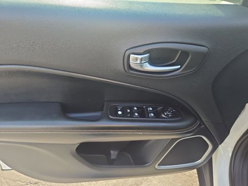 Used 2019 Jeep Compass Latitude w/ Safety & Security Group image 9