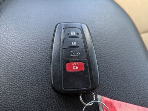 Used 2020 Toyota RAV4 XLE w/ Convenience Package FWD image 33