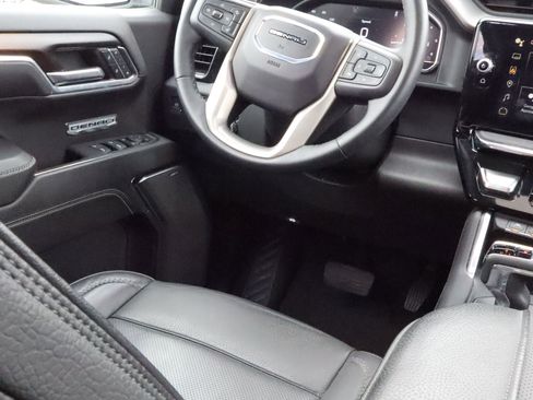 Used 2024 GMC Sierra 1500 Denali w/ Technology Package AWD/4WD image 9