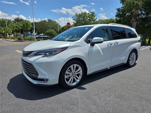 Used 2024 Toyota Sienna Platinum image 7