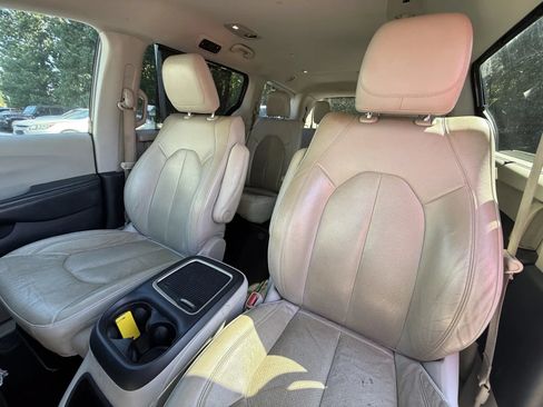 Used 2021 Chrysler Pacifica Touring-L FWD image 8