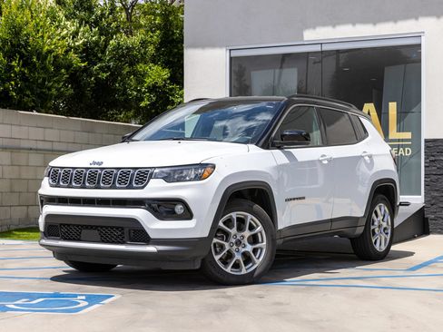 Used 2025 Jeep Compass Limited AWD/4WD image 5