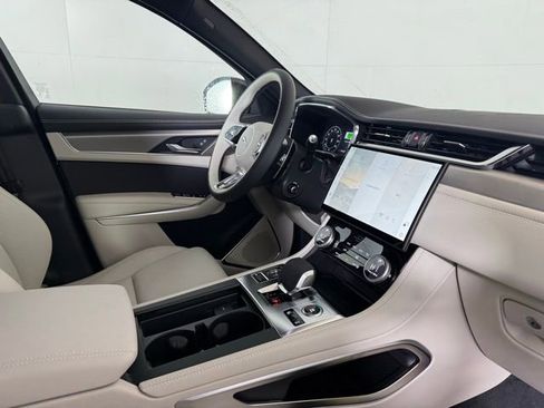 Used 2025 Jaguar F-PACE R-Dynamic S image 38