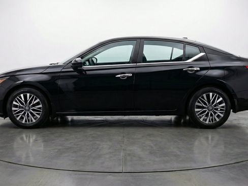 Used 2025 Nissan Altima 2.5 SV FWD image 5