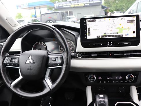 Used 2025 Mitsubishi Outlander SE AWD/4WD image 19