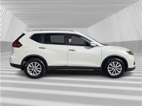 Used 2017 Nissan Rogue SV w/ SV Premium Package image 3