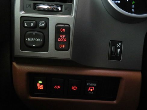 Used 2017 Toyota Sequoia Platinum RWD image 43