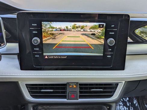 Certified 2025 Volkswagen Taos SE FWD image 12