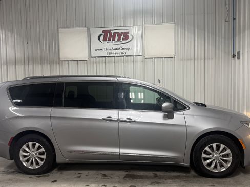 Used 2018 Chrysler Pacifica Touring-L image 2