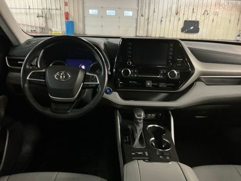 Used 2022 Toyota Highlander XLE AWD/4WD image 17