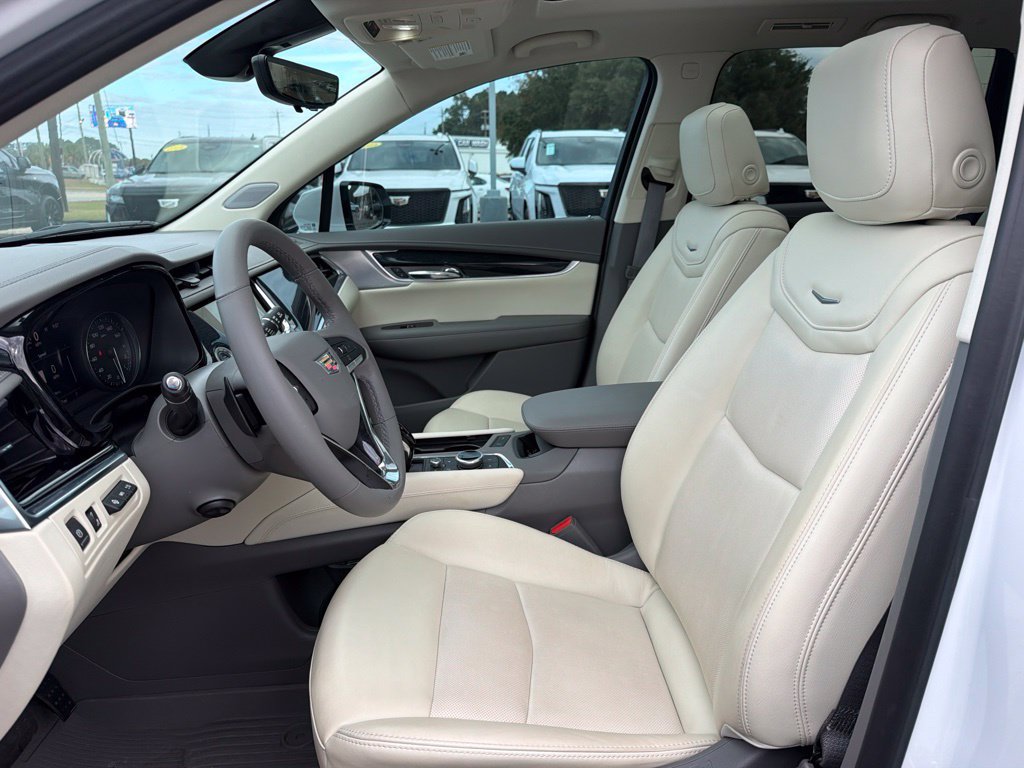 Used 2024 Cadillac XT6 Premium Luxury w/ Technology Package FWD image 13