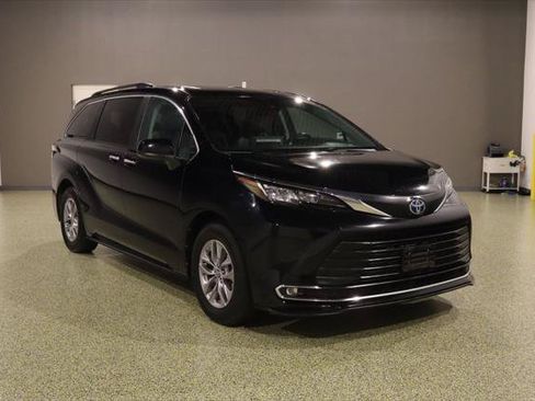 Used 2023 Toyota Sienna XLE FWD image 1