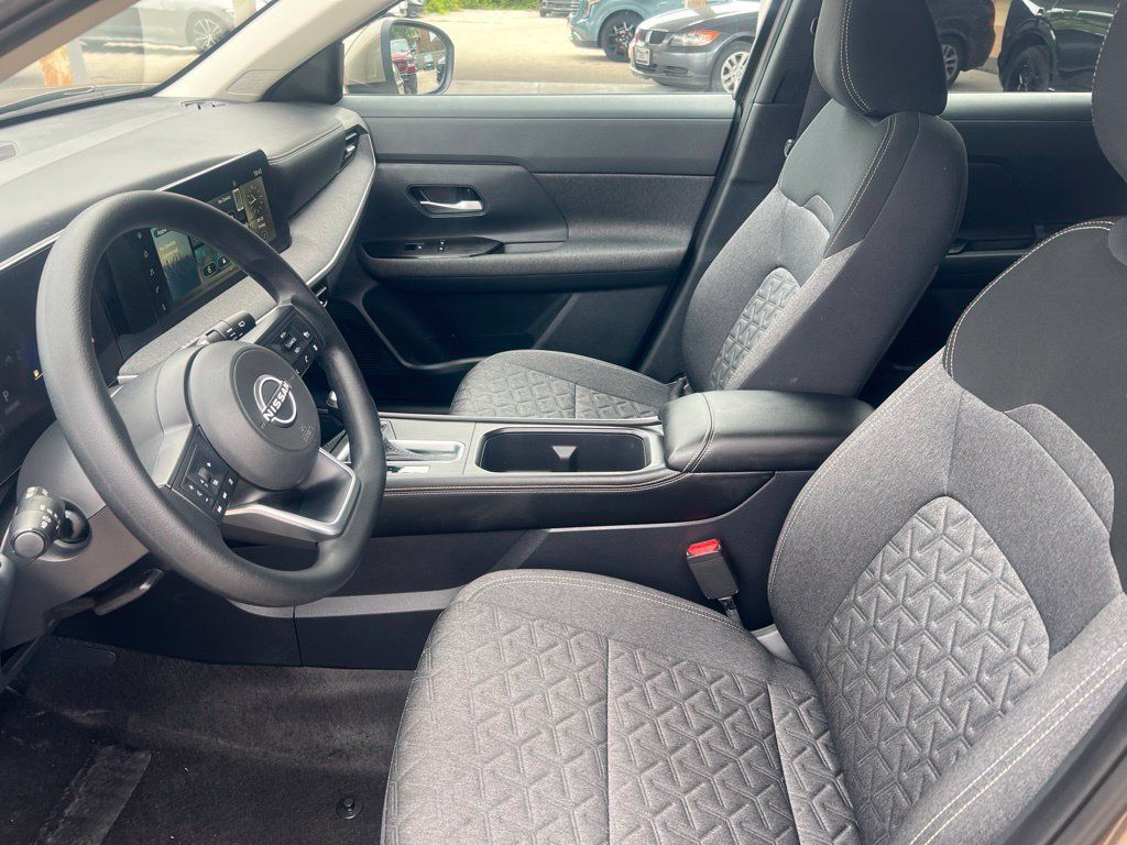 Certified 2025 Nissan Kicks SV w/ Charging Package AWD/4WD image 4