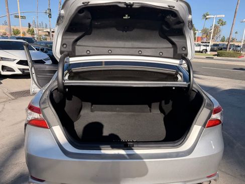 Used 2018 Toyota Camry SE FWD image 19