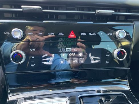 Used 2025 Genesis G80 2.5T image 18