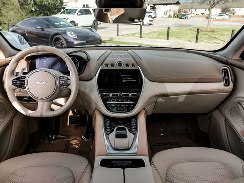 Used 2021 Aston Martin DBX image 11