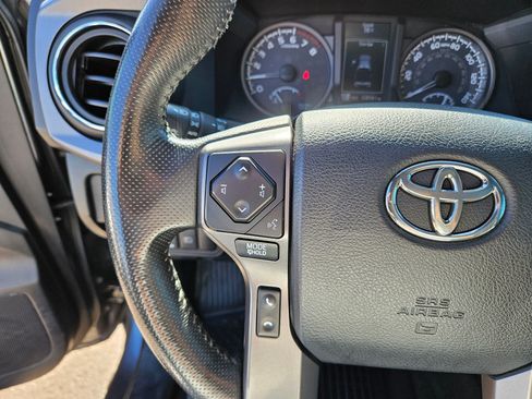 Used 2019 Toyota Tacoma TRD Off-Road w/ TRD Premium Off Road Package AWD/4WD image 18