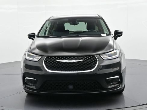 Used 2024 Chrysler Pacifica Touring-L FWD image 3