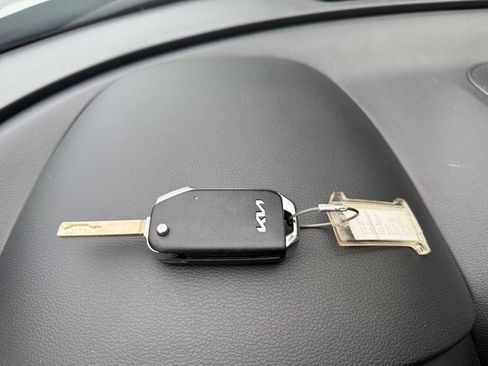 Used 2025 Kia Soul LX w/ LX Technology Package FWD image 21