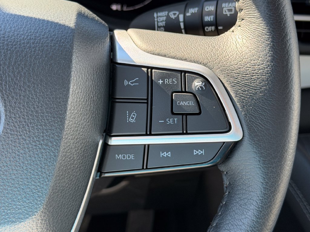 Used 2026 Toyota Sienna XLE FWD image 14