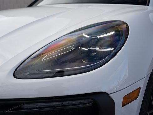 Certified 2025 Porsche Macan image 11