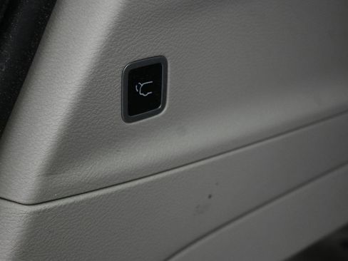 Used 2023 Chrysler Voyager LX image 28