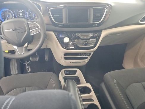 Used 2023 Chrysler Voyager LX FWD image 7