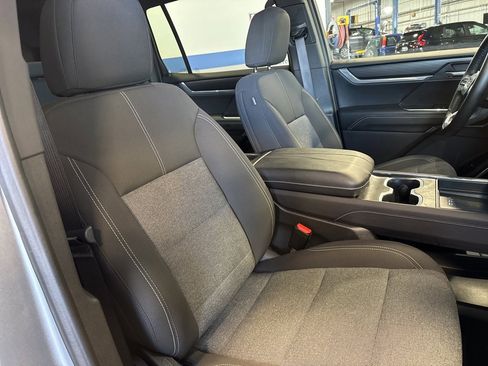 Used 2025 GMC Acadia Elevation image 30