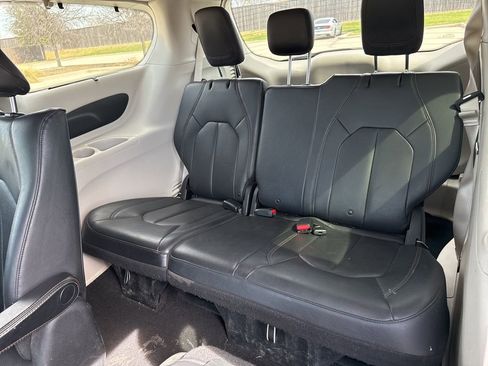 Used 2017 Chrysler Pacifica Premium image 16