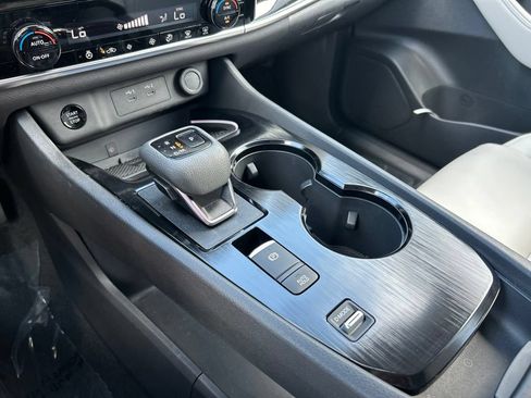 Certified 2025 Nissan Rogue SL FWD image 37