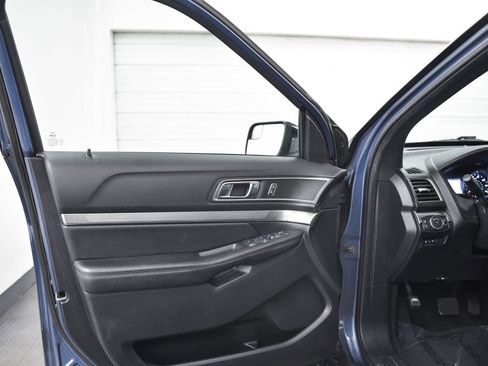 Used 2018 Ford Explorer XLT w/ Equipment Group 202A image 9