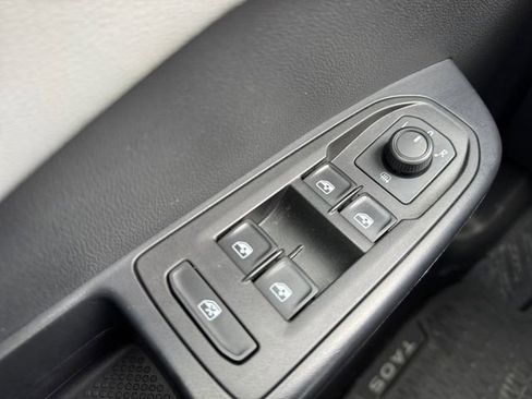 Used 2023 Volkswagen Taos SE image 5