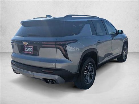 Used 2024 Chevrolet Traverse LT image 5