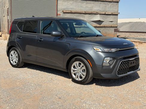 Used 2022 Kia Soul LX FWD image 2