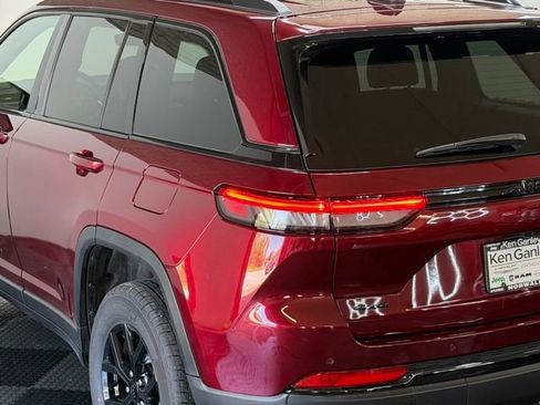 Used 2025 Jeep Grand Cherokee Altitude image 7