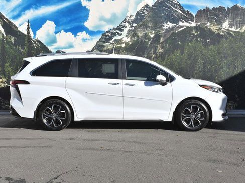 Certified 2025 Toyota Sienna Platinum image 2