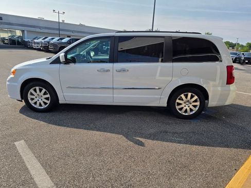 Used 2016 Chrysler Town & Country Touring w/ Driver Convenience Group FWD image 30