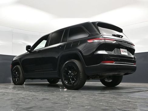 Used 2025 Jeep Grand Cherokee Altitude AWD/4WD image 57