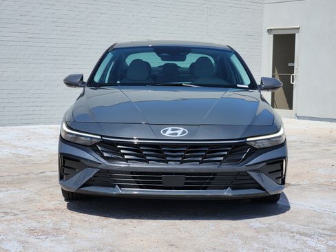 Used 2025 Hyundai Elantra Limited FWD image 3