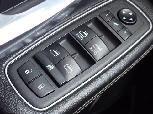 Used 2021 RAM 1500 Laramie AWD/4WD image 18
