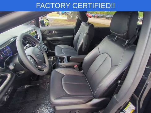 Used 2025 Chrysler Voyager LX FWD image 16