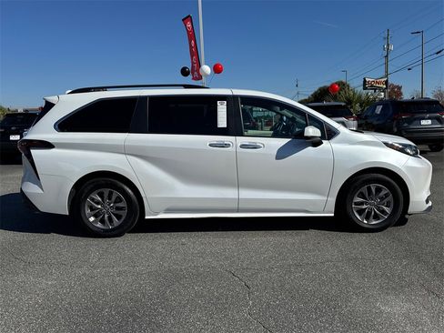 Used 2023 Toyota Sienna XLE image 2