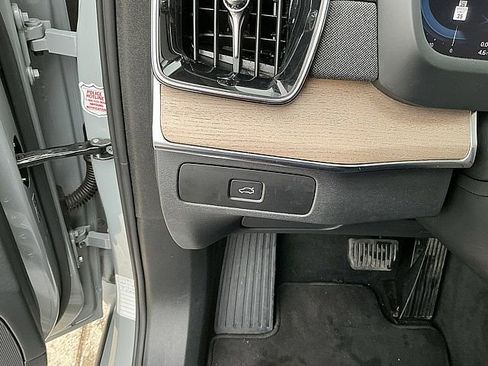 Used 2025 Volvo XC90 B5 Plus image 23