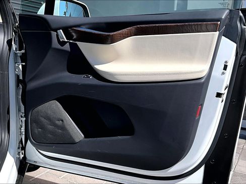 Used 2018 Tesla Model X 75D image 24