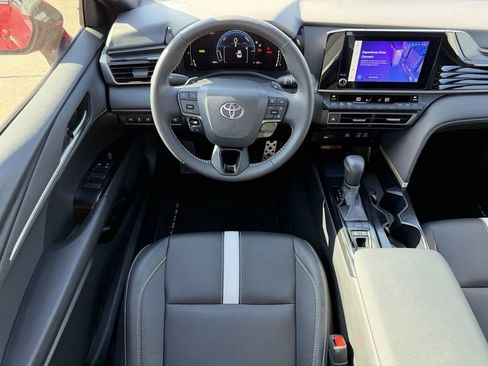 Used 2025 Toyota Camry SE w/ Convenience Package image 14