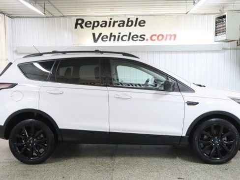 Used 2017 Ford Escape SE w/ SE Sport Appearance Package image 4