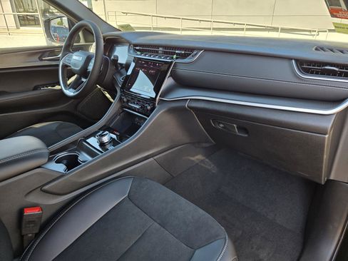 New 2025 Jeep Grand Cherokee L Altitude image 35