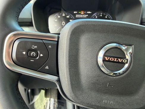 Used 2022 Volvo XC40 T5 Momentum image 18